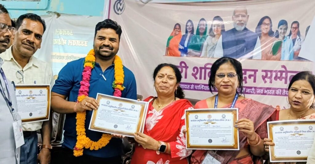 दतिया। जनगणना 2026 में उत्कृष्ट कार्य करने वाले प्रगणकों को एसडीएम ने प्रशस्ति पत्र प्रदान कर किया सम्मानित।