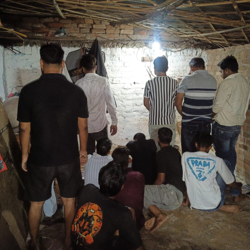 दतिया। थाना कोतवाली पुलिस ने जुआ के फड़ पर दविश देकर 12 आरोपी गिरफ्तार