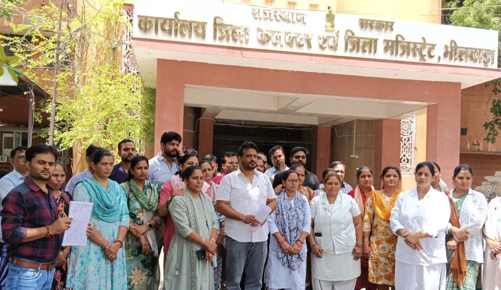 भीलवाड़ा। पीड़ित मानवता के प्रहरियो नर्सिंग कर्मचारियों को पद बचाने के लिए लगानी पड़ रही है दौड़, जिला कलेक्टरी में रो पड़ी कई नर्सिंग महिला कर्मचारी