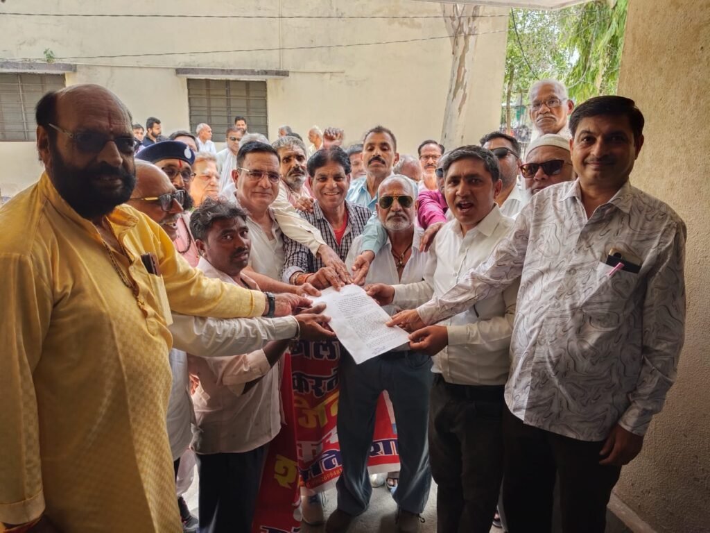 शाहपुरा जिले की बहाली की मांग का बाहरवां स्मरणपत्र मुख्यमंत्री के नाम सोंपा