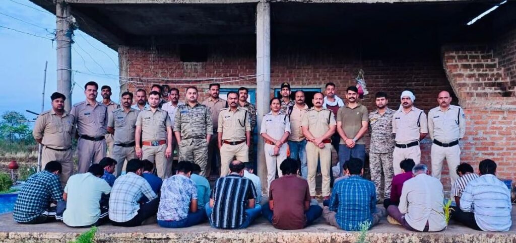 दतिया। कॉम्बिंग गश्त के दौरान दतिया पुलिस की बड़ी कार्यवाही, 17 जुआरी गिरफ्तार