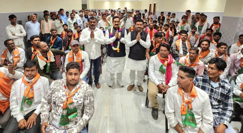 दतिया। उदगवां मंडल में भाजपा का बढ़ा कुनबा, करीब 100 कार्यकर्ताओं ने थामा भाजपा का दामन।