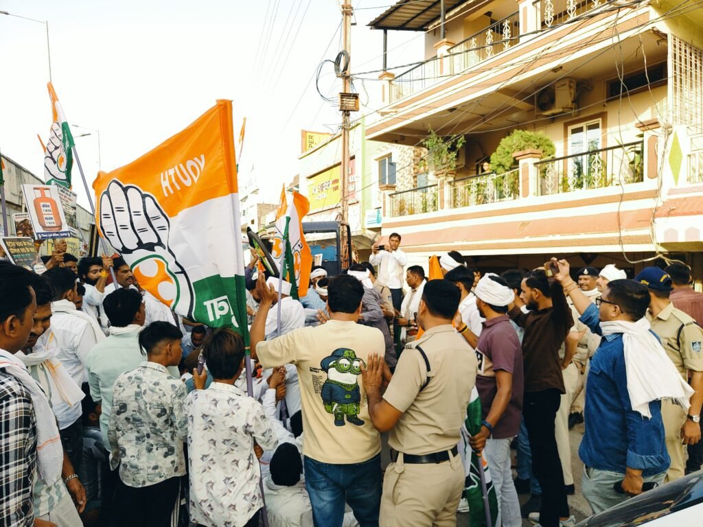 राजगढ़। युवा कांग्रेस ने सांसद निवास तक निकाला मार्च, बढ़ती महंगाई के विरोध में सांसद को भेंट की सायकल