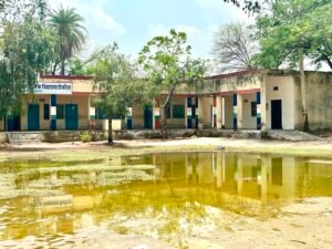भीलवाड़ा। पांच मिनट की बिन मोसम रिम झिम बारिश ने फिर खोली विद्यालय की पोल