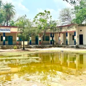 भीलवाड़ा। पांच मिनट की बिन मोसम रिम झिम बारिश ने फिर खोली विद्यालय की पोल