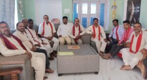 दतिया। खिरिया नाई में जमीनी विवाद को लेकर भगवती मानव कल्याण संगठन के सदस्यों ने की चर्चा।