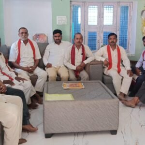 दतिया। खिरिया नाई में जमीनी विवाद को लेकर भगवती मानव कल्याण संगठन के सदस्यों ने की चर्चा।