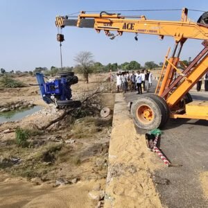नदी पुलिया पर बड़ा हादसा टला: बजरी से भरे डंपर ने गेहूं लदे ट्रैक्टर को मारी टक्कर