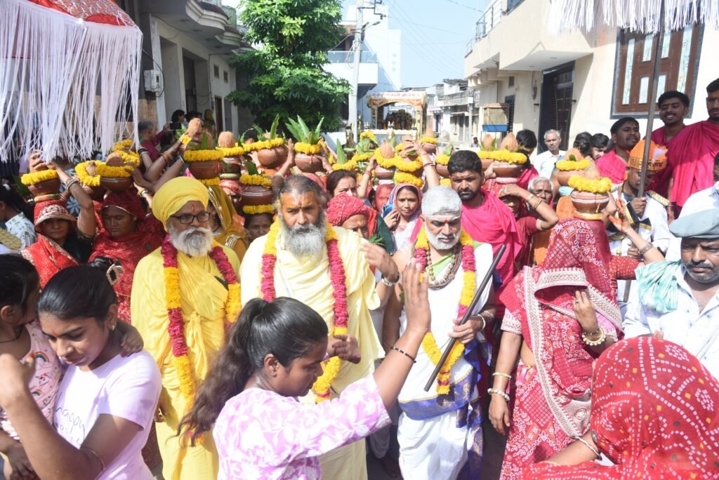 भीलवाड़ा। गूंजे भगवान के जयकारे, भक्तिपूर्ण माहौल में निकाली गई भव्य कलश शोभा यात्रा