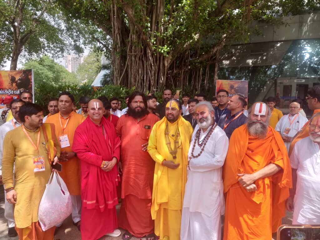 उप्र। मंदिरों के चढ़ावे को लेकर अखिलेश के बयान पर संत समाज नाराज