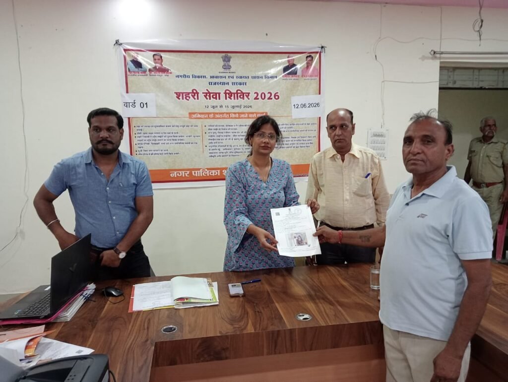 भीलवाड़ा। आयुक्त रिंकल गुप्ता ने श्याम लाल खटीक को अपने पुत्र-पुत्रवधु का विवाह प्रमाण पत्र दिया