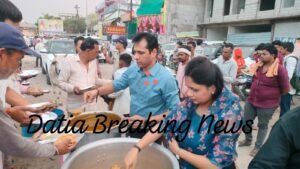 दतिया कलेक्टर स्वप्निल वानखड़े ने परिवार सहित बांटी प्रसादी, श्रद्धालुओं का लिया आशीर्वाद