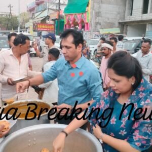 दतिया कलेक्टर स्वप्निल वानखड़े ने परिवार सहित बांटी प्रसादी, श्रद्धालुओं का लिया आशीर्वाद
