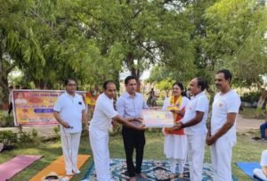 दतिया। स्वस्थ व निरोगी जीवन जीने के लिए योग को अपनी दिनचर्या का हिस्सा बनाएं- कलेक्टर