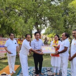 दतिया। स्वस्थ व निरोगी जीवन जीने के लिए योग को अपनी दिनचर्या का हिस्सा बनाएं- कलेक्टर