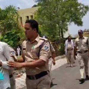 शाजापुर जिले में ‘जनसुनवाई’ के दौरान भूमि सीमांकन विवाद एक किसान के साथ कथित रूप से गलत व्यवहार करने पर एक सहायक उप-निरीक्षक (ASI) को निलंबित