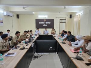 दतिया। कलेक्टर की अध्यक्षता में शांति समिति की बैठक संपन्न सुरक्षा व व्यवस्था के दिए सख्त निर्देश।