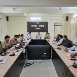 दतिया। कलेक्टर की अध्यक्षता में शांति समिति की बैठक संपन्न सुरक्षा व व्यवस्था के दिए सख्त निर्देश।