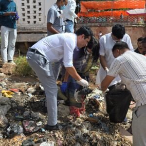 दतिया। सीता सागर तालाब पर चला स्वच्छता अभियान शासकीय पीजी कॉलेज में हुआ योगाभ्यास।