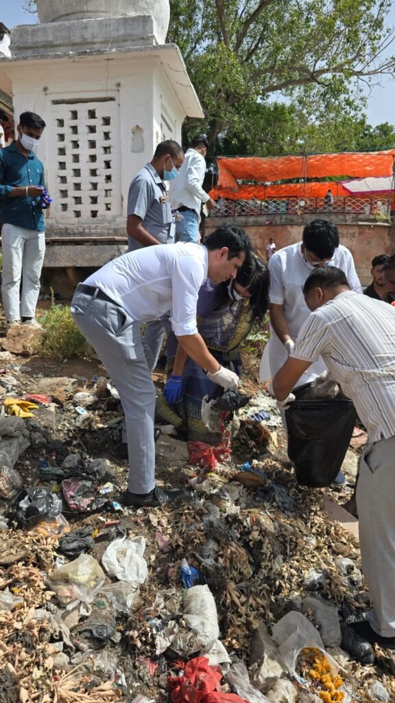 दतिया। सीता सागर तालाब पर चला स्वच्छता अभियान शासकीय पीजी कॉलेज में हुआ योगाभ्यास।