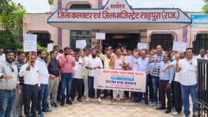 TET अनिवार्यता के विरोध में शिक्षकों का धरना-प्रदर्शन, प्रधानमंत्री के नाम सौंपा ज्ञापन