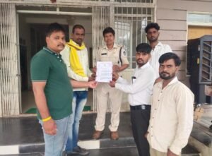 आगर मालवा। जयस राष्ट्रीय अध्यक्ष एडवोकेट लोकेश मुजाल्दा को सुरक्षा प्रदान करने एवं मुख्य आरोपी की गिरफ्तारी की मांग को लेकर नलखेड़ा थाना प्रभारी को सौंपा ज्ञापन