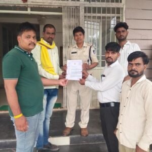 आगर मालवा। जयस राष्ट्रीय अध्यक्ष एडवोकेट लोकेश मुजाल्दा को सुरक्षा प्रदान करने एवं मुख्य आरोपी की गिरफ्तारी की मांग को लेकर नलखेड़ा थाना प्रभारी को सौंपा ज्ञापन