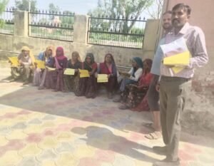 भीलवाड़ा। पंपलेट वितरित कर परियोजना कार्य के बारे में महिलाओं को किया जागरूक