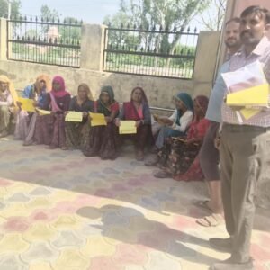 भीलवाड़ा। पंपलेट वितरित कर परियोजना कार्य के बारे में महिलाओं को किया जागरूक