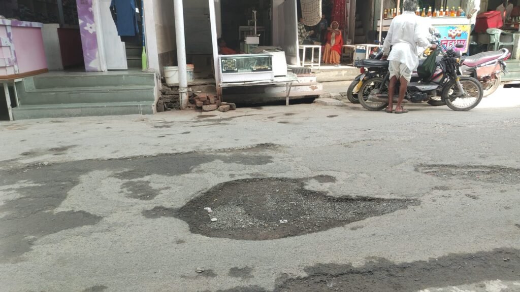 शाहपुरा की सड़कें गड्ढों में तब्दील, हादसों का डर। कांग्रेस अध्यक्ष रमेश सेन बोले – “सरकार नहीं सुनेगी तो खुद करेंगे मरम्मत”