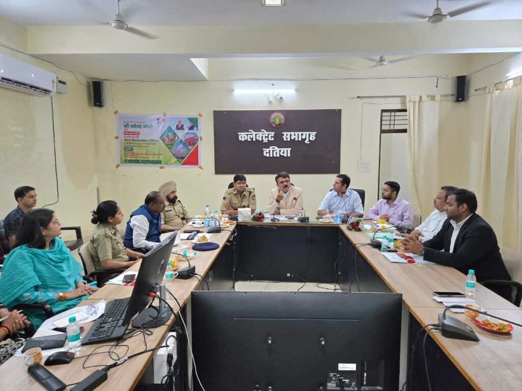 दतिया। प्रधान जिला एवं सत्र न्यायाधीश की अध्यक्षता में जनोपयोगी सेवा की बैठक सम्पन्न।