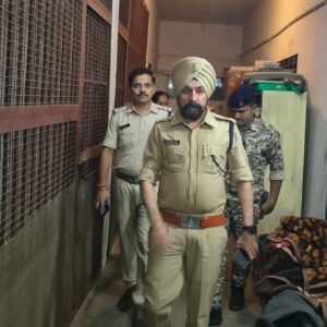 दतिया। एएसपी मंजीत सिंह चावला का औचक निरीक्षण, थानों में मचा अलर्ट।