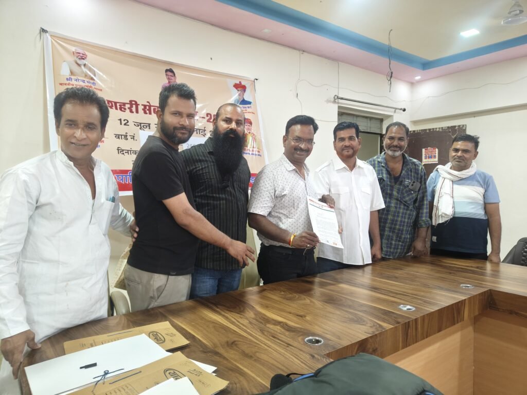 भीलवाड़ा। मोहर्रम पूर्व सदर बाजार की सड़क को ठीक करने को लेकर पार्षदों ने दिया ज्ञापन