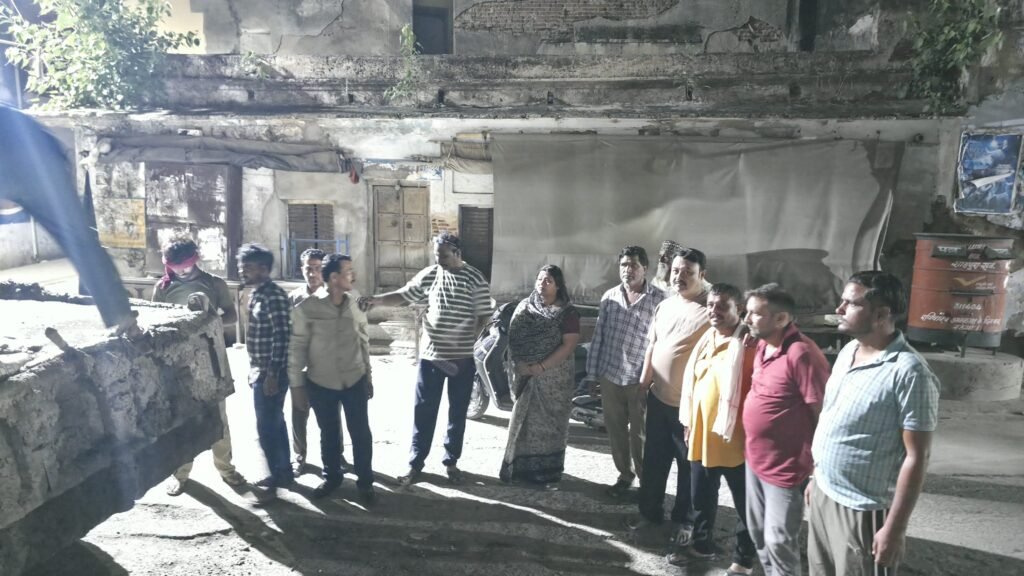 भीलवाड़ा। नगर कांग्रेस कमेटी अध्यक्ष रमेश सेन के मुद्दा उठाने पर प्रशासन हरकत में आया, बुधवार देर रात मुख्य बाजार की सड़कों की मरम्मत शुरू