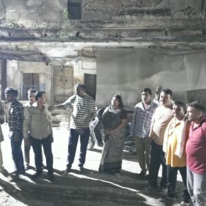भीलवाड़ा। नगर कांग्रेस कमेटी अध्यक्ष रमेश सेन के मुद्दा उठाने पर प्रशासन हरकत में आया, बुधवार देर रात मुख्य बाजार की सड़कों की मरम्मत शुरू