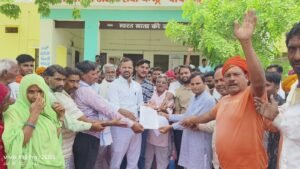 ग्राम पीपलून्द के विकास कार्यों में बाधा उत्पन्न करने वालों के विरुद्ध कार्रवाई की मांग, जिला कलेक्टर के नाम सौंपा ज्ञापन