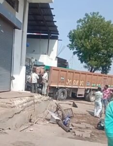 भीलवाड़ा: मांडल में भीषण हादसा, अनियंत्रित ट्रेलर ने फैक्ट्री के गेट और बाइक सवारों को रौंदा