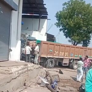 भीलवाड़ा: मांडल में भीषण हादसा, अनियंत्रित ट्रेलर ने फैक्ट्री के गेट और बाइक सवारों को रौंदा