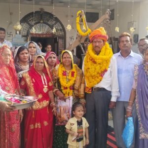 भीलवाड़ा। ईटमारिया के राजकीय उच्च माध्यमिक संस्कृत विद्यालय से जगदीश खींची के सेवानिवृत्त पर खिंची परिवार ने किया भव्य स्वागत