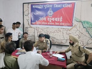 दतिया। आमजन की समस्याओं के समाधान को लेकर एसपी दतिया द्वारा कार्यालय में जनसुनवाई की गई।