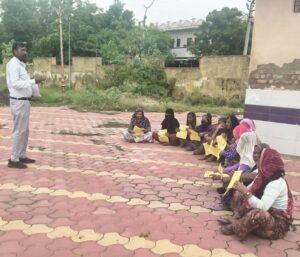 भीलवाड़ा। महिलाओं को पंपलेट वितरित कर बताया स्वच्छता का महत्व