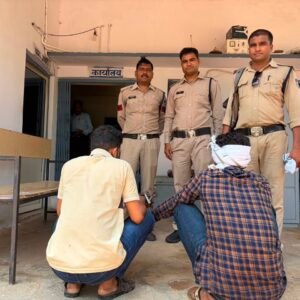 दतिया। थाना जिगना पुलिस ने अवैध हथियार एवं शराब सहित 03 आरोपियों को किया गिरफ्तार
