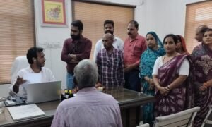 आदर्श नगर में जलभराव व बदहाल सड़क-नालियों की समस्याओं को लेकर वार्डवासियों ने सौंपा ज्ञापन