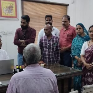आदर्श नगर में जलभराव व बदहाल सड़क-नालियों की समस्याओं को लेकर वार्डवासियों ने सौंपा ज्ञापन