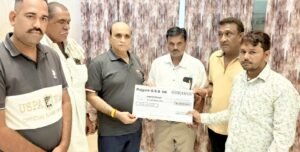 दुर्घटना बीमा का 10 लाख का चेक नॉमिनी को सौंपाविधायक गोपाल खंडेलवाल ने किया वितरण, बनास नदी में भैंसों को पानी पिलाते समय हुई थी मौत