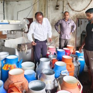 आगर मालवा। खाद्य सुरक्षा टीम ने जिले में दूध के नमूने लिए, डेयरी एवं चिलिंग सेंटरों का किया निरीक्षण