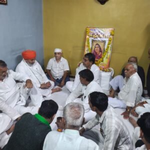 किसान यूनियन नेता राकेश टिकैत व जाट महासभा के राष्ट्रीय सचिव युद्धवीर सिंह पहुँचे पचोर: निर्मला जाट को दी श्रद्धांजलि
