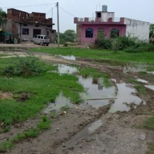 शिवनगर बस्ती में सड़क व मूलभूत सुविधाओं का अभाव, बारिश में कीचड़ से बढ़ी परेशानी