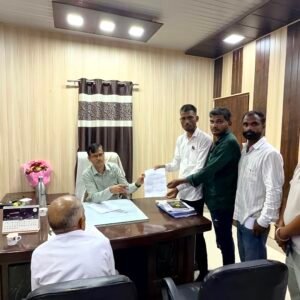 मनरेगा श्रमिकों की लंबित मजदूरी भुगतान को लेकर जिला कलेक्टर को ज्ञापन