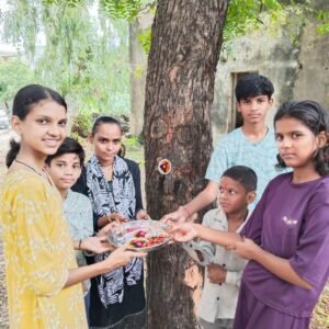 भाई की कलाई से आगे बढ़ी राखी: शाहपुरा की नन्ही बेटी श्रेया ने पीपल, नीम और बरगद को बांधा रक्षा सूत्र